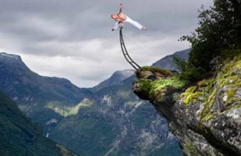 天生三橋，挪威大師300米懸崖展平衡絕技