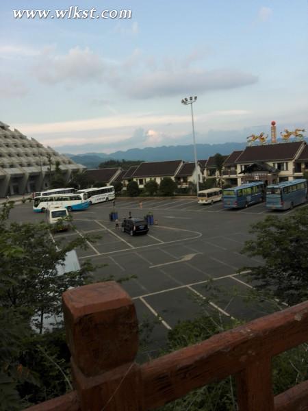 游客中心半晚時分，遠處的云與山很漂亮